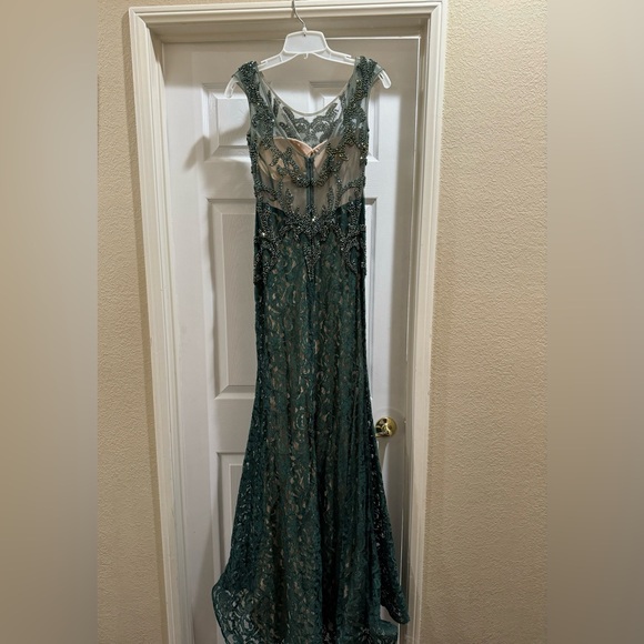 Gorgeous green open back lace evening gown with nude underlay - Picture 3 of 8